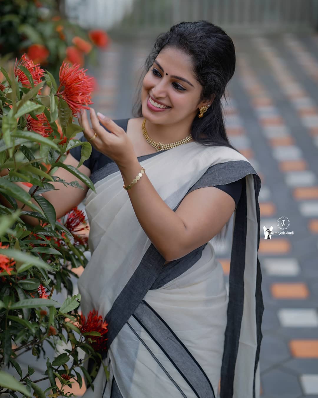 SM30- Handloom finish sada kara set mundu